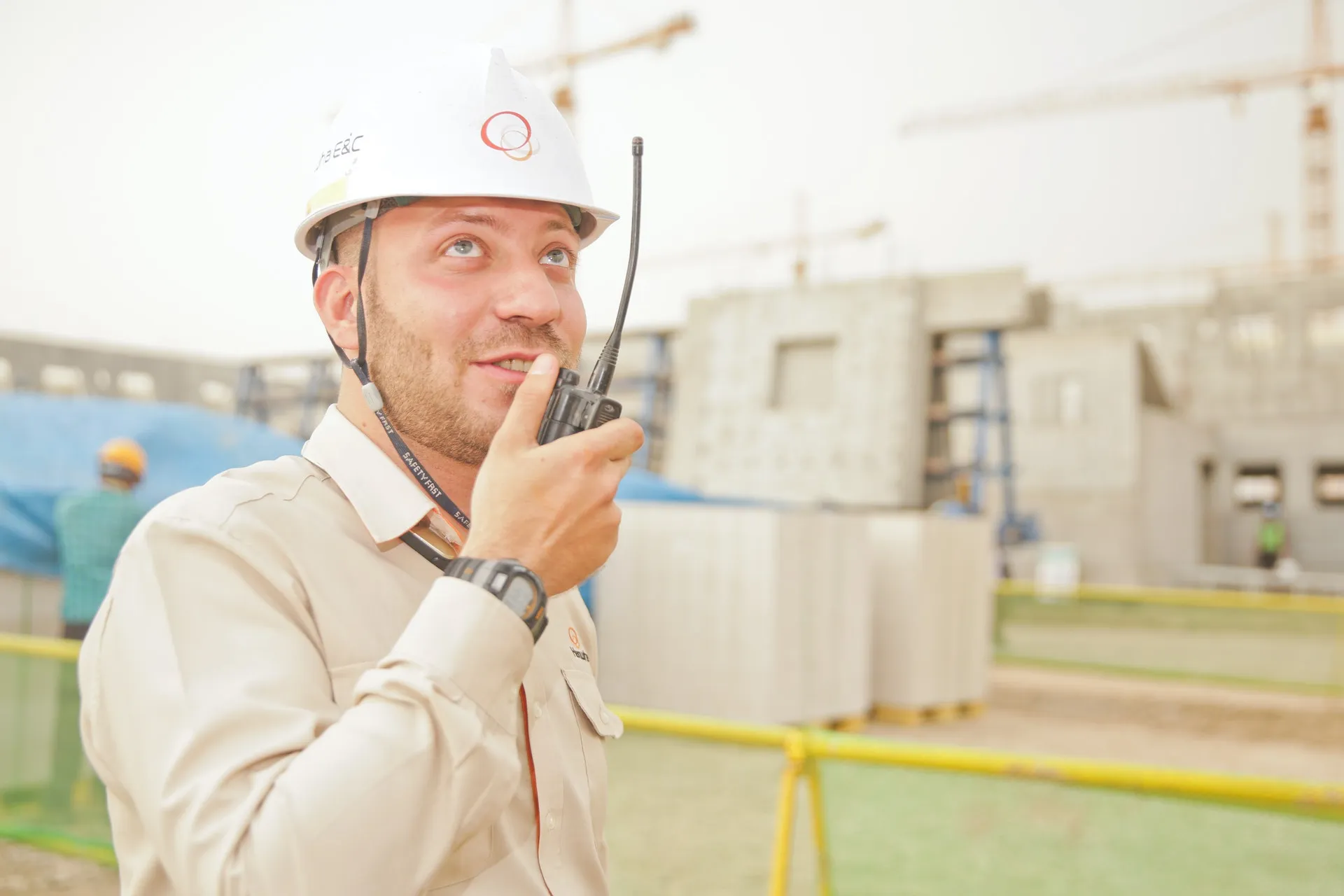 Ingeniero coordinando trabajos en campo por radio