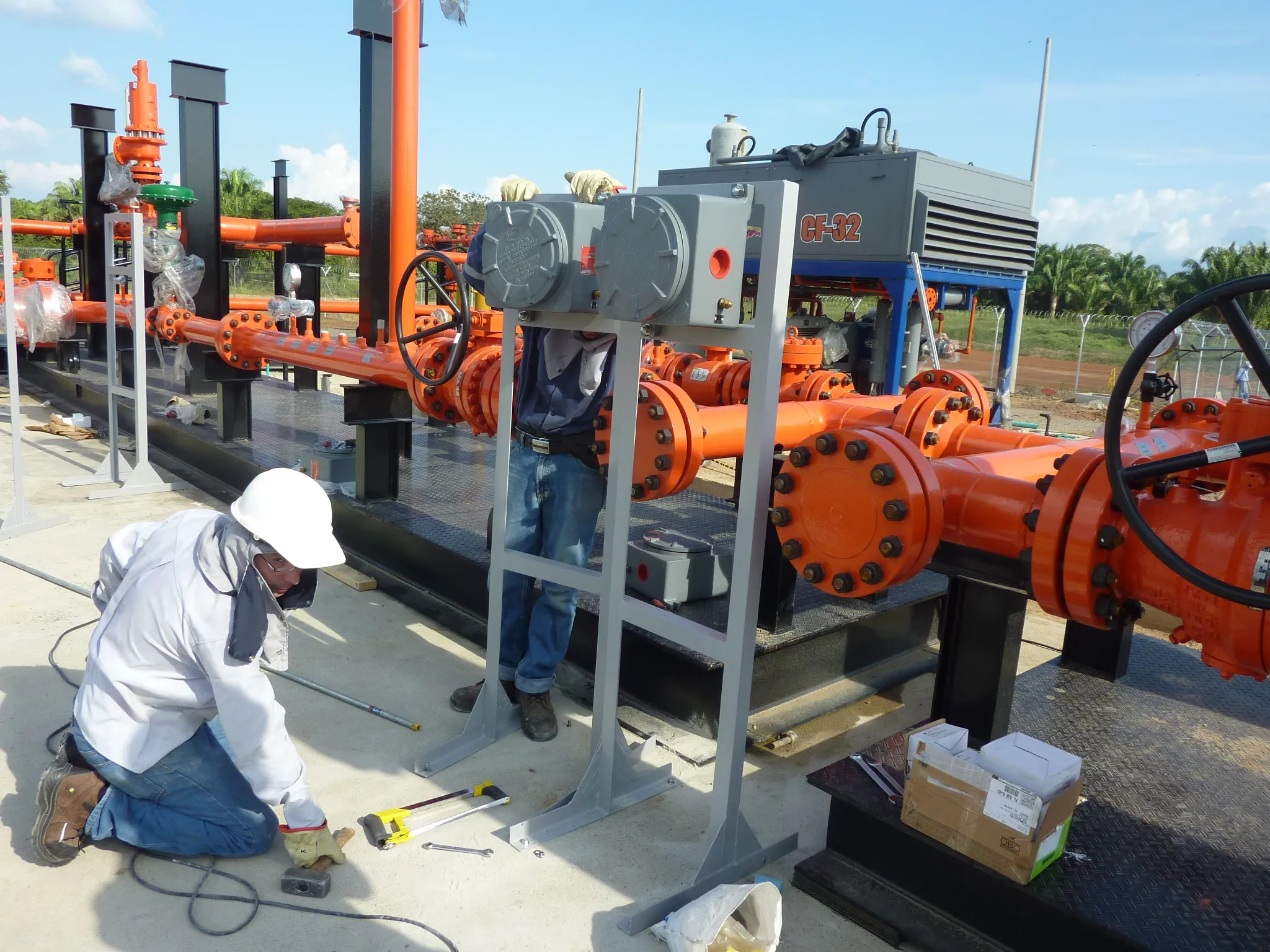 Técnicos de ENSAUS realizando montaje de instrumentación en una facilidad de gas