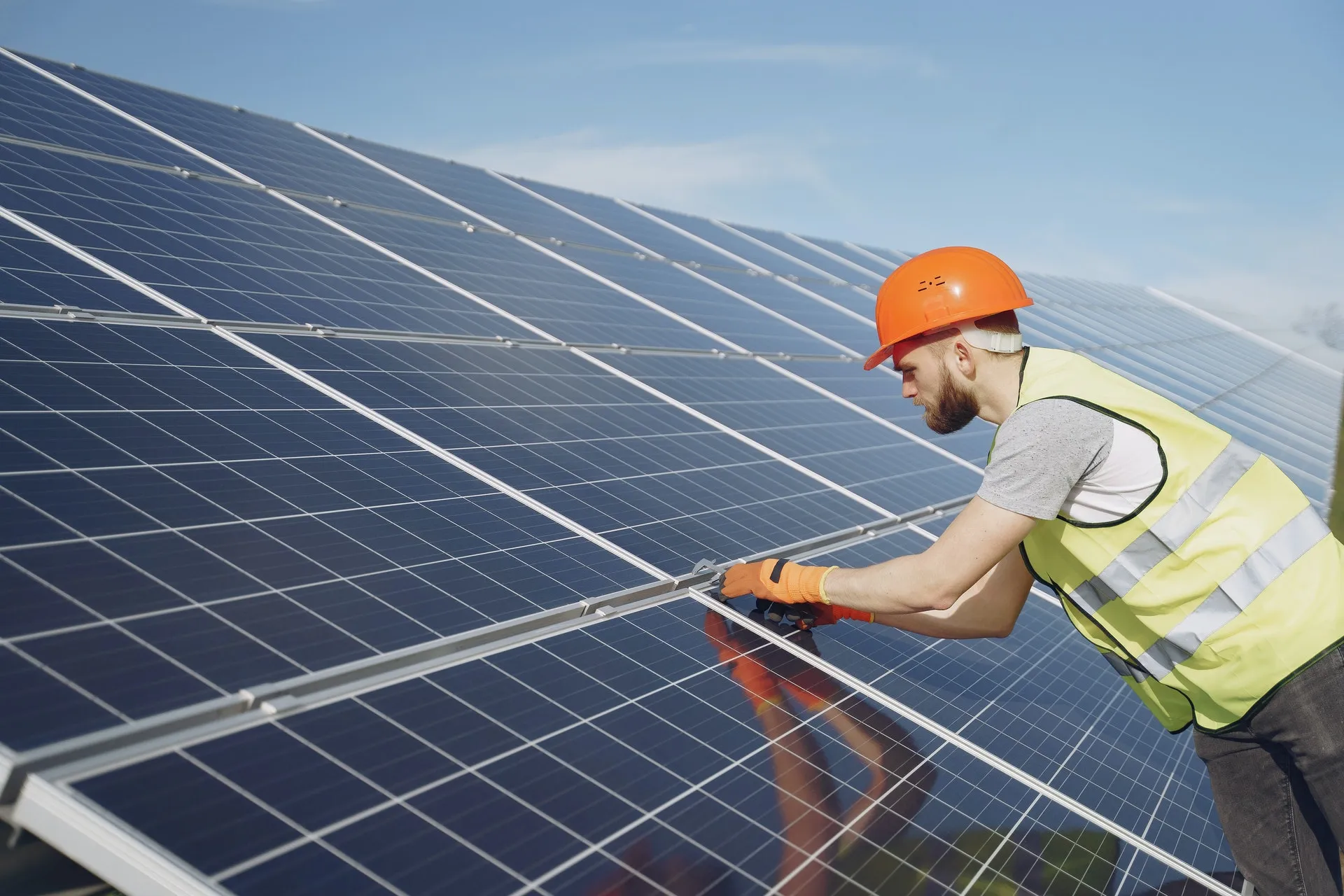 Técnico instalando paneles solares