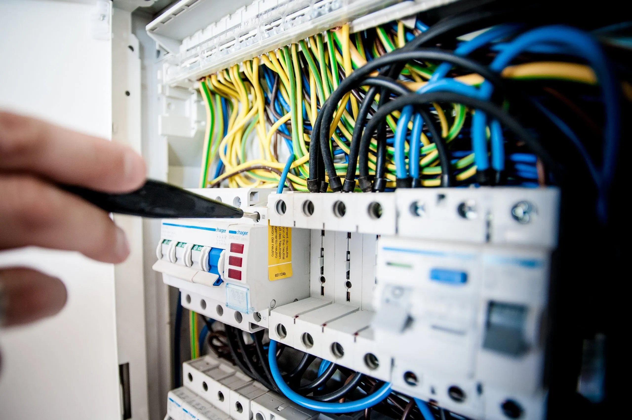 Tablero eléctrico y de control en proceso de cableado